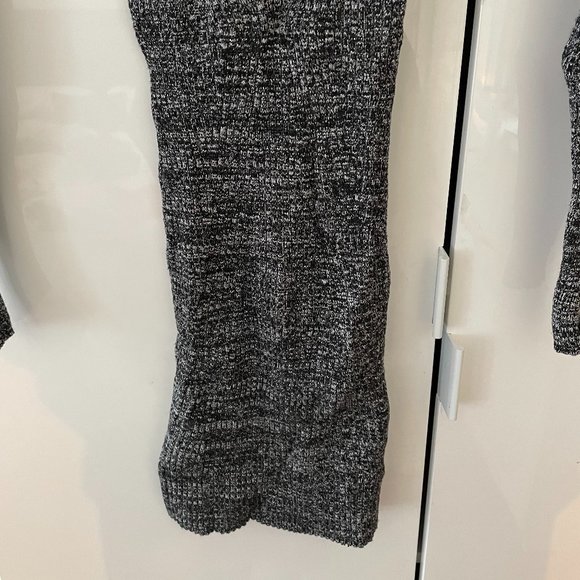 Dynamite V Neck Bodycon Dress - Picture 5 of 7